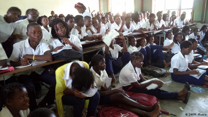 Sala de aulas superlotada na província da Zambézia, Moçambique