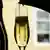 Champagner wird in ein Glas eingeschenkt (Foto: AP)
