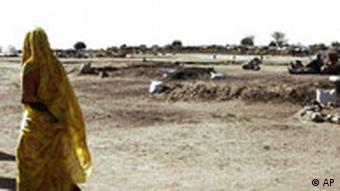 Eine Frau vor Massengräbern: Die Lage für Flüchtlinge in der westsudanesischen Region Darfur sowie im Südsudan ist schwierig, weil auch die Regierung an den Verbrechen beteiligt sein soll (Foto: AP)