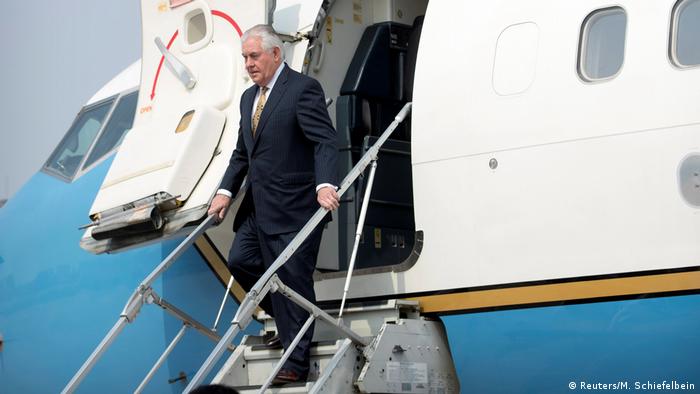 Госсекретарь США Рекс Тиллерсон выходит из самолета в аэропорту Пекина