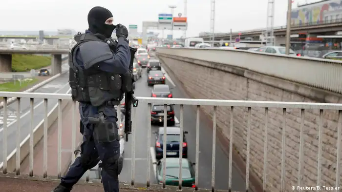 Frankreich Flughafen Paris Orly, Angreifer auf Soldaten erschossen (Reuters/B. Tessier)