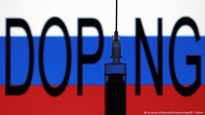 Слово допинг и шприц на фоне флага России