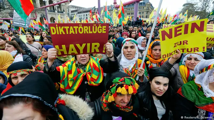 Deutschland Zehntausende Kurden gehen in Frankfurt auf die Straße (Reuters/R. Orlowski)