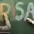 Schüler des Anton-Bruckner-Gymnasiums in Straubing (Niederbayern) schreiben das Wort "Pisa" auf eine Tafel (Foto: dpa)