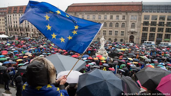 Митинг Pulse of Europe в Берлине под дождем 