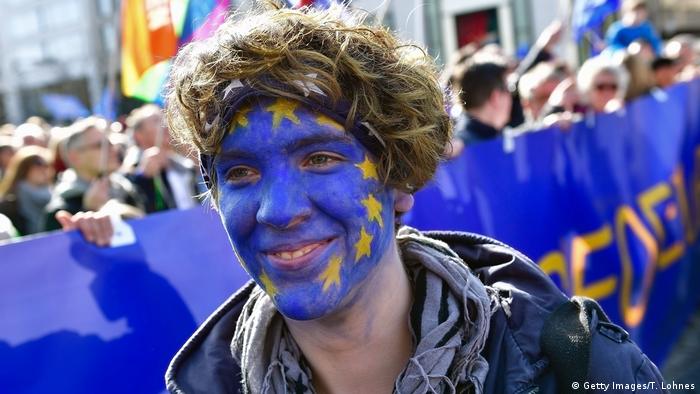 Девушка с раскрашенным в цвета ЕС лицом на митинге Pulse of Europe