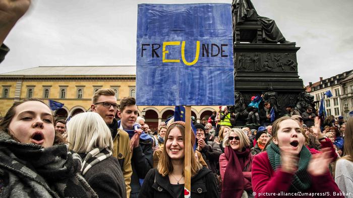Молодежь на митинге Pulse of Europe в Мюнхене