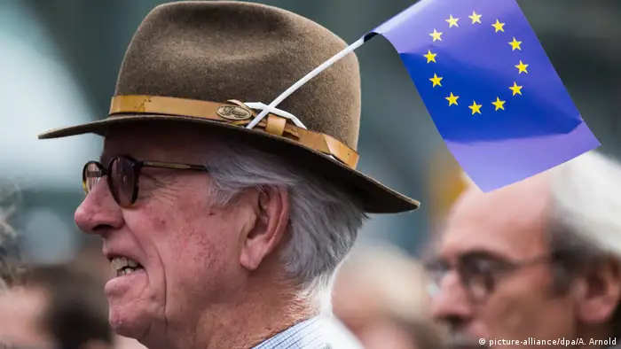 Пожилой немец в флагом ЕС в шляпе