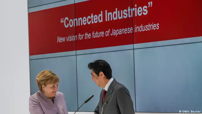 Cebit 2017 - Angela Merkel und Japans Premierminister Shinzo Abe (DW/A. Becker)