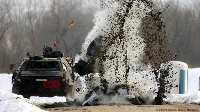 Blowing up mines near Sarajevo (picture-alliance/dpa/M. Hanschke)