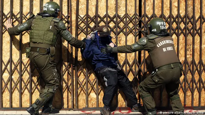La presidenta de Chile, Michelle Bachelet, afirmó que nueve bolivianos detenidos el domingo, dos de ellos militares y los otros siete funcionarios aduaneros, estaban en territorio chileno cometiendo delitos. 20.03.2017