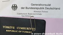 ARCHIV - ILLUSTRATION - Ein türkischer Pass liegt am 31.03.2009 in der Visastelle im deutschen Generalkonsulat in Istanbul auf einem Dokument. Foto: Soeren Stache/dpa (zu dpa «Was sich mit der Abschaffung der Visapflicht für Türken ändern würde» vom 29.04.2016) +++(c) dpa - Bildfunk+++ | Verwendung weltweit