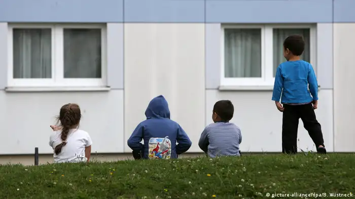 Deutschland Flüchtlinge Kinder vor Flüchtlingsunterkunft
