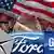Symbolbild: US-Flagge und die Firmenlogos der drei größten US-Autobauer General Motors, Crysler und For (Quelle: DW/AP)