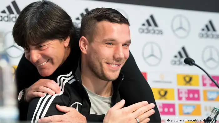 Pressekonferenz der Fußball-Nationalmannschaft Joachim Löw Lukas Podolski (picture alliance/dpa/M. Becker)