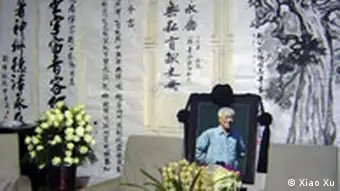 Eine private Trauerfeier für Zhao Ziyang, der ehemalige KP-Generalsekretär Chinas Der wegen seiner Sympathie mit der Demokratiebewegung gestürzte frühere chinesische Partei- und Regierungschef Zhao Ziyang ist tot. Nach Angaben seiner Familie starb der 85-Jährige am Montagmorgen nach langer Krankheit in einem Krankenhaus in Peking. Der frühere Ministerpräsident und KP-Generalsekretär war im Juni 1989 wegen seiner Unterstützung der Studenten auf dem Tiananmen-Platz entmachtet und politisch kaltgestellt worden. Bis zuletzt lebte er unter Hausarrest. Sein Tod wurde von der amtlichen Nachrichtenagentur Xinhua nur kurz gemeldet. Seine Angehörigen veranstalteten eine private Trauerfeier für ihm zu Hause. Das Bild wurde am 23.Jan. 2005 von Xiao Xu aufgenommen.