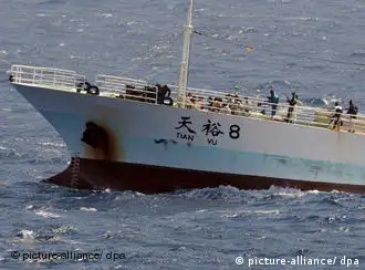 11月17日，被索马里海盗控制的中国渔轮天裕