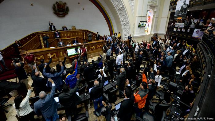 El 19 de octubre de 2016, el edificio del Parlamento, de mayoría opositora, se quedó sin luz mientras los diputados debatían un proyecto de ley para el sector eléctrico.