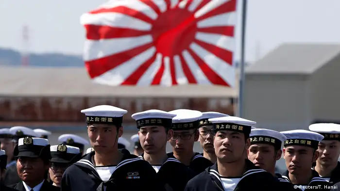 Japan Hubschrauberträger DDH-184 Kaga bei der Übergabezeremonie in Yokohama (Reuters/T. Hanai)