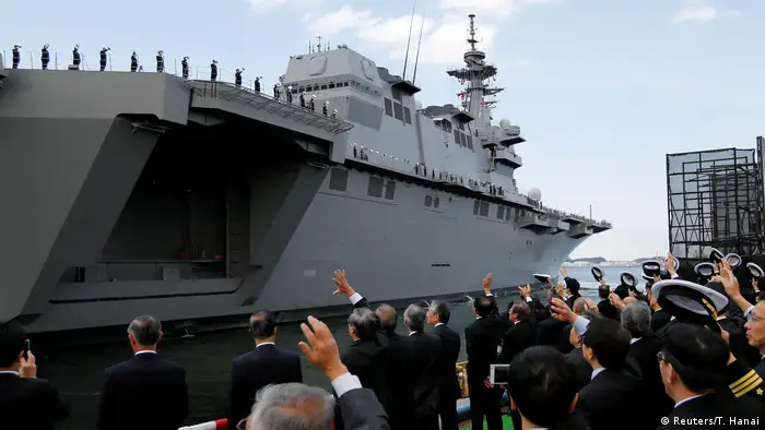 Japan Hubschrauberträger DDH-184 Kaga bei der Übergabezeremonie in Yokohama (Reuters/T. Hanai)