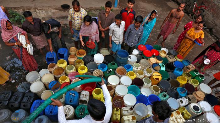 Indien Bewohner warten auf Wasser in einem Slum von Kalkutta