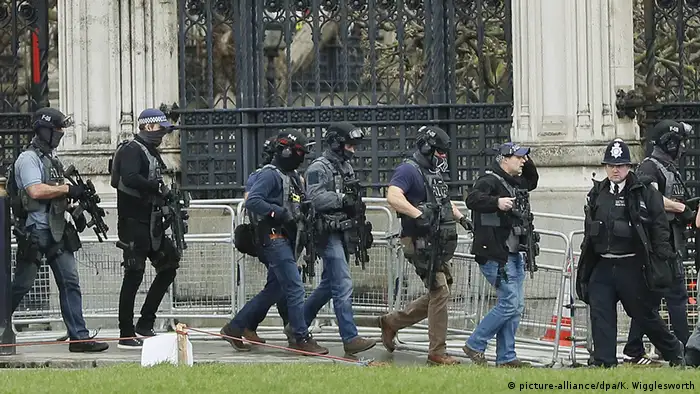 Policía cerca del Parlamento británico.