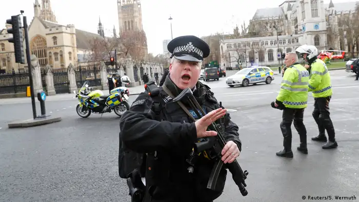 Policía tras el atentado en Londres