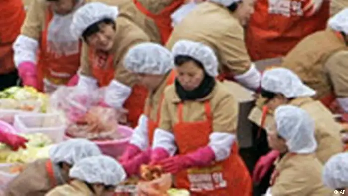 Frauen in Seoul machen Gimchi