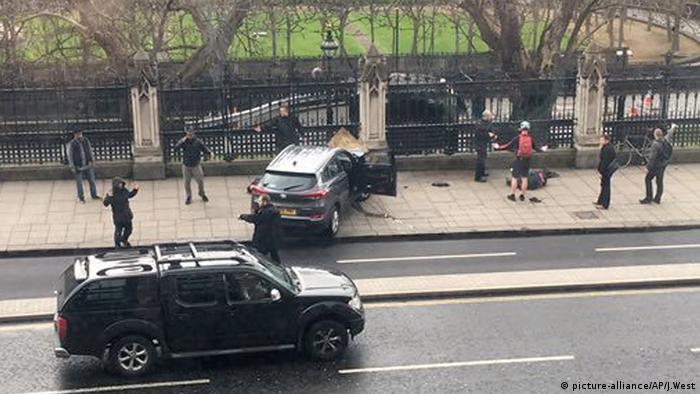Entre los muertos del atentado están un policía y el agresor. Dos de los heridos están graves. El alcalde de Londres, Sadiq Khan, reaccionó advirtiendo que londinenses nunca se dejarán intimidar por el terrorismo. 22.03.2017