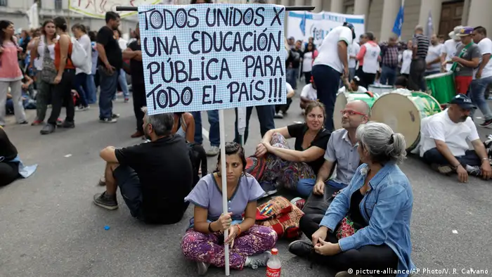 Argentinien Lehrer demonstrieren in Buenos Aires (picture-alliance/AP Photo/V. R. Caivano)