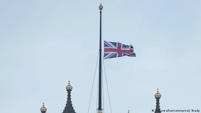 Großbritannien Terroranschlag in London | Palace of Westminster, Flagge auf Halbmast (picture-alliance/empics/J. Brady)