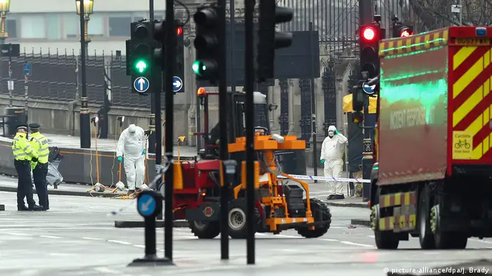 Großbritannien Terroranschlag in London | Spurensicherung (picture-alliance/dpa/J. Brady)