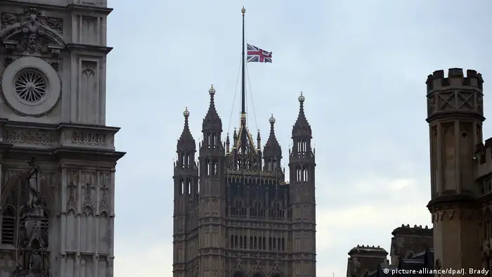 Großbritannien Terroranschlag in London | Flaggen auf Halbmast (picture-alliance/dpa/J. Brady)