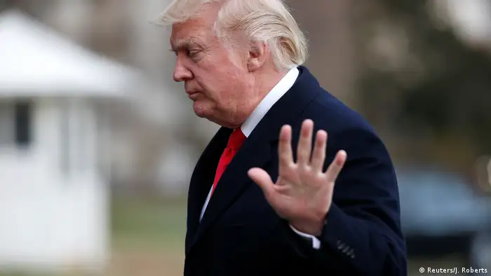USA Donald Trump vor dem Weißen Haus Symbolbild no comment (Reuters/J. Roberts)