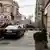 Автмобили и люди вблизи места убийства депутата Госдумы РФ Дениса Вороненкова в Киеве 23 марта 2017 года