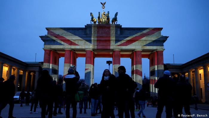 Brandenburg Gate Flag Solidarity Gestures Should Cease News Dw 04 04 17
