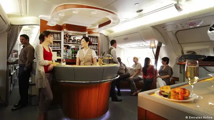 Los pasajeros de primera clase tienen la posibilidad a disfrutar el vuelo a 12 mil metros de altura en un ambiente especial: en el salón. Hay ofertas de bebidas, comidas, y la posibilidad de hacer nuevas amistades. 