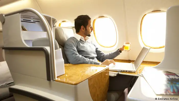 Los pasajeros de clase executiva tienen una mesa lateral con espacio para trabajar. Durante el trabajo, pueden elegir entre varias bebidas de su propio bar con refrigerador y después del trabajo: entretenimiento a bordo. 