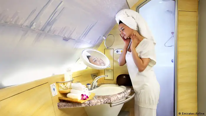 Nada es más cómodo que un baño para relajarse y refrescarse después de un largo viaje. Este lujo lo pueden utilizar los pasajeros de la primera clase. Para una ducha, los clientes reciben una selección de varios productos de baño de una marca italiana y productos exclusivos de algas marinas orgánicas. 