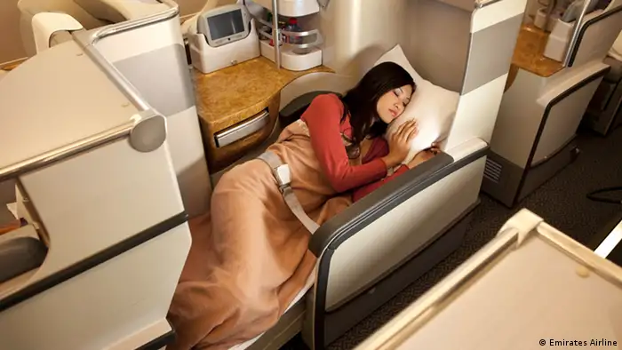 Si los pasajeros están cansados, pueden transformar el asiento en una cama, con un colchón confortable y una manta. La compañía ofrece asientos totalmente reclinables en todos los aviones A380. El confort es increíble: los clientes de clase ejecutiva reciben kits con productos exclusivos de una famosa marca italiana. 