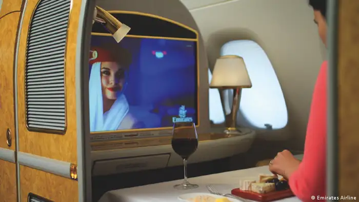 Los clientes de la primera clase pueden escoger una variedad de comida con varios platos, pedir un aperitivo o beber vinos finos, cocteles, variadas marcas de cava, cerveza, digestivos y bebidas calientes y frías. Y lo mejor: el cliente puede siempre puede pedir lo que desee.