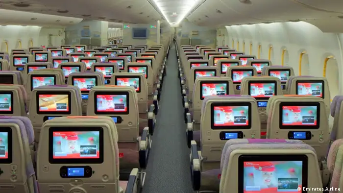 El avión tiene un sistema de entretenimiento a bordo para no aburrirse: hay más de 2.500 canales en varios idiomas que ofrecen películas y series, programas de televisión, canales de noticias internacionales, opciones de música y juegos de video. Las películas tienen subtítulos y audio para personas con deficiencias visuales y auditivas.