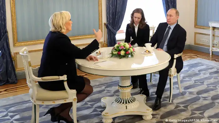Russland | Marine Le Pen bei Putin (Getty Images/AFP/M. Klimentyev)