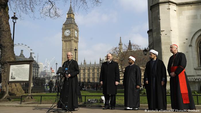 Großbritannien London - Religionsführer trauern vor Westminster Abbey nach Terrorangriff (picture-alliance/AP Photo/M. Dunham)
