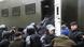 Задержанных участников акций протеста в Минске сажают в автозак Задержанных участников акций протеста в Минске сажают в автозак