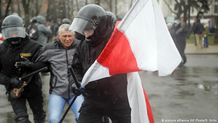 Задержание участника протестов в Минске