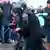 Polizisten führen in Minsk einen Demonstranten ab