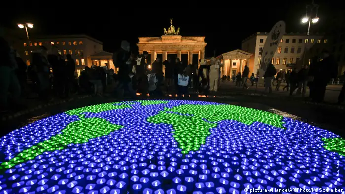 Berlin Brandenburger Earth Hour (picture-alliance/AP Photo/M. Schreiber)