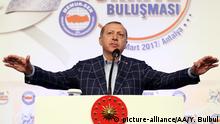 +++Nur im Rahmen der Berichterstattung zu verwenden!+++
ANTALYA, TURKEY - MARCH 25 : (----EDITORIAL USE ONLY â MANDATORY CREDIT - TURKISH PRESIDENCY / YASIN BULBUL / HANDOUT - NO MARKETING NO ADVERTISING CAMPAIGNS - DISTRIBUTED AS A SERVICE TO CLIENTS----) Turkish President Recep Tayyip Erdogan delivers a speech during Confederation of Public Servants Trade Unions (Memur-Sen) meeting at Manavgat Starlight Hotel in Antalya, Turkey on March 25, 2017. Turkish Presidency / Yasin Bulbul / Anadolu Agency |