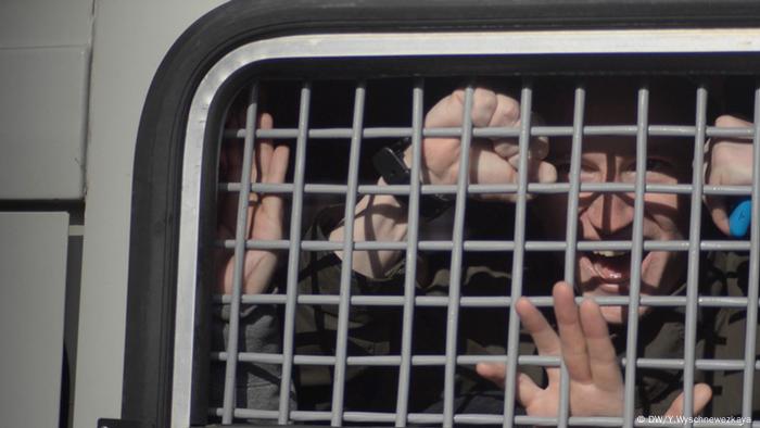 Человек в автозаке